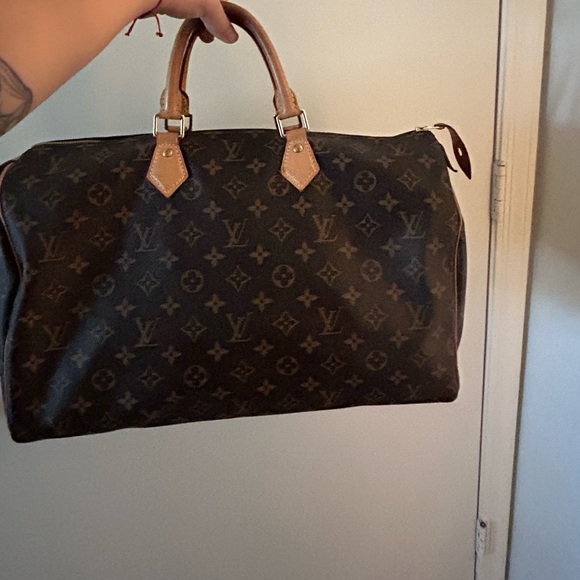 Louis Vuitton duffel bag, speedy 40, used like new. Selling for $900. - Picture 2 of 3